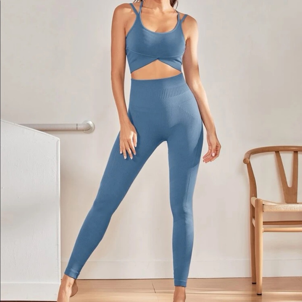 Criss-cross Solid Sports Bra & Leggings